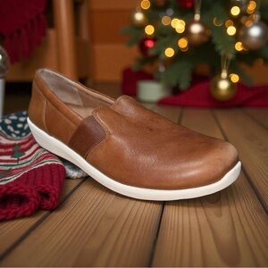 Vionic Magnolia Gianna Slip On Loafer Mocha Tan Women's Leather Flat Shoe Sz 9